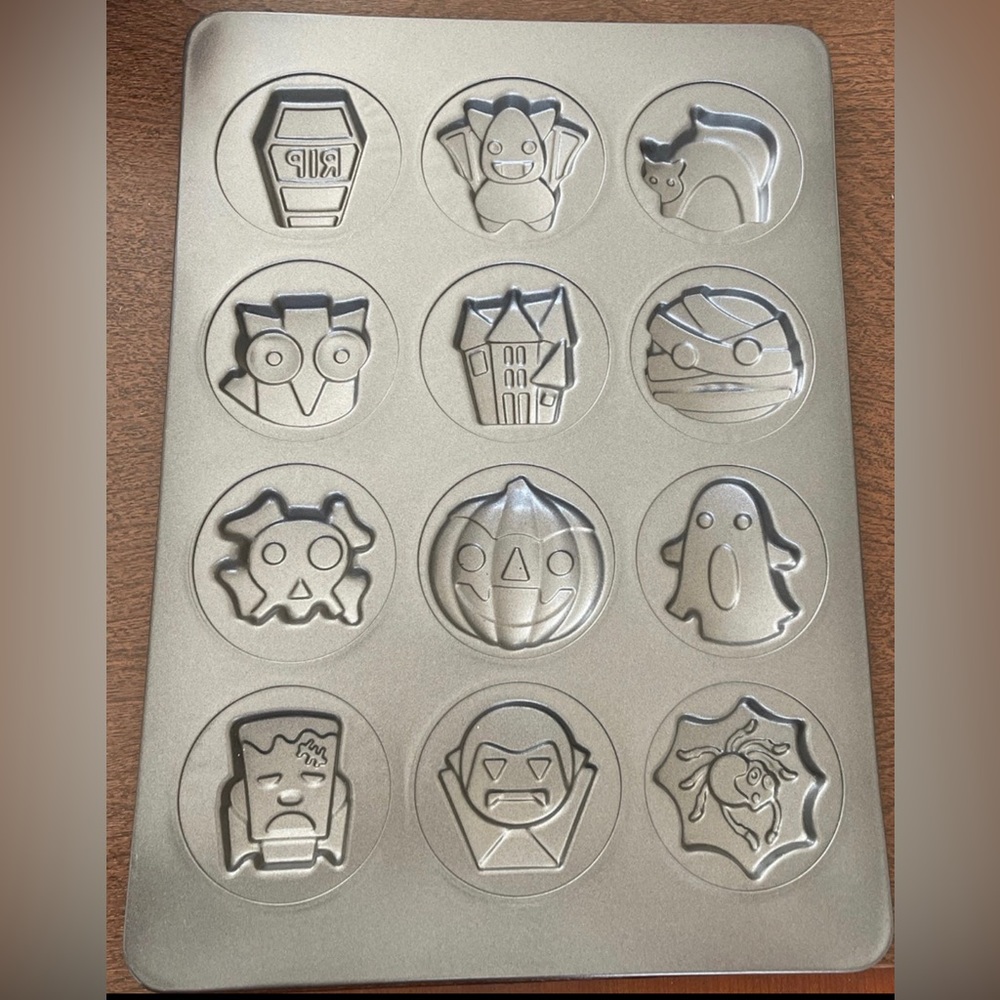 Lightly Used Wilton Classic Halloween None Stick Cookie Pan